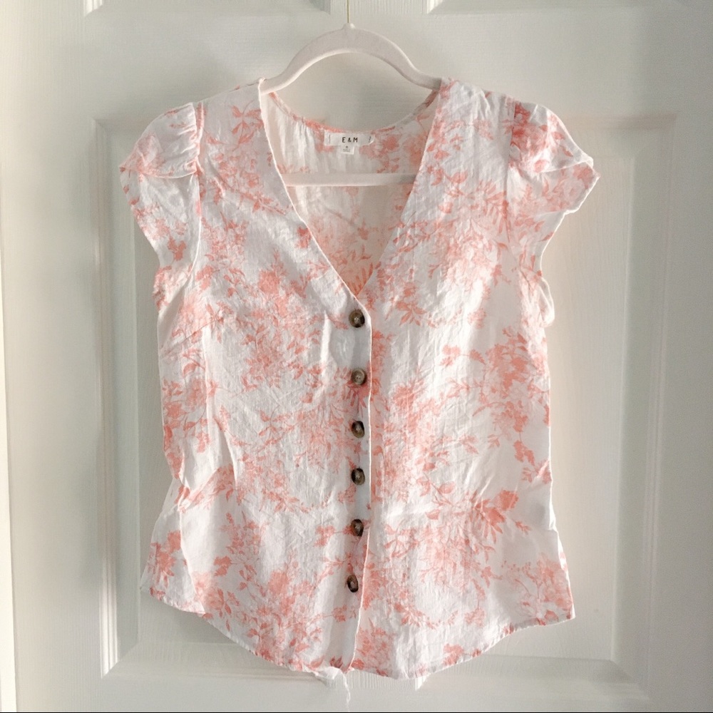 💌3/$15 E & M gorgeous floral button down blouse